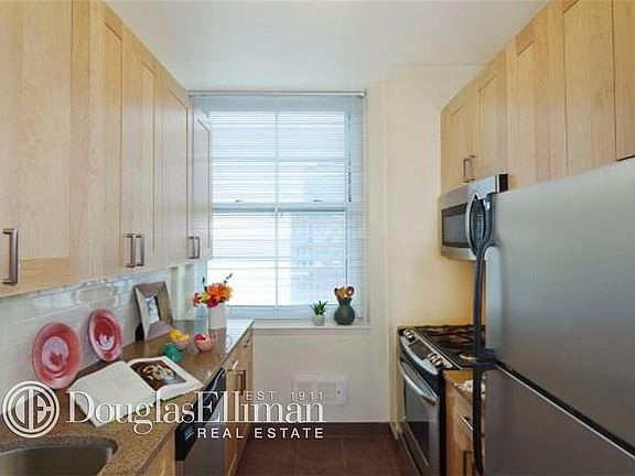 2nd image of W 21st St