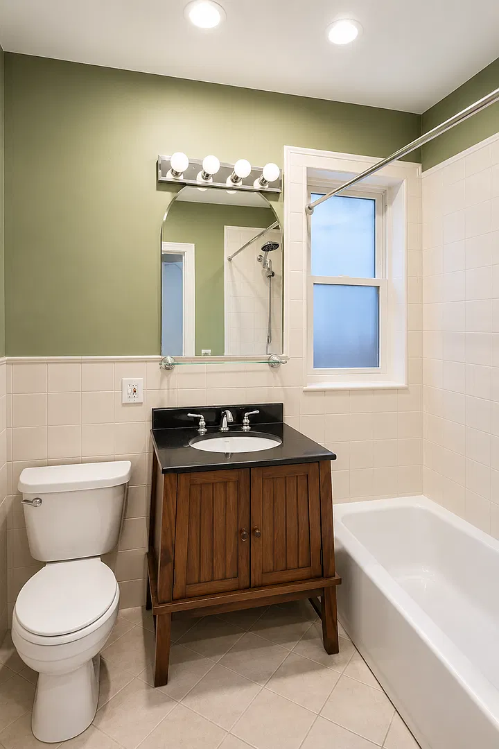 Bright & Spacious First-Floor 2-Bedroom Residence Near Logan Square — Photo 3