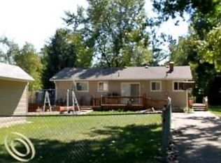 5584 Walling Dr, Waterford, MI 48329