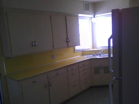 2nd image of 415 W Plum St