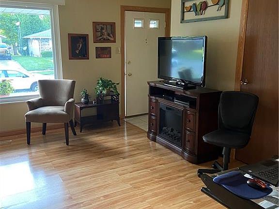 4th image of 525 Marshall Dr