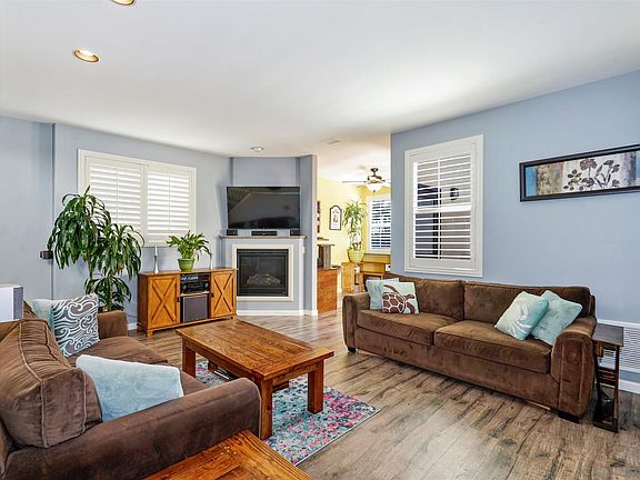 4th image of 1371 Hornblend St