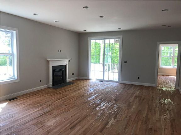 4th image of 202 Seawynds Dr N
