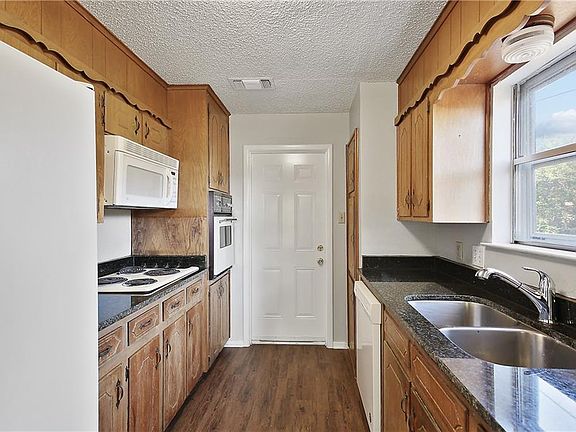 3rd image of 204 Scenic Dr