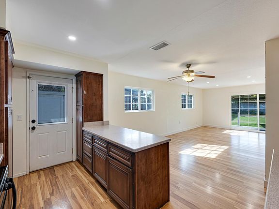 5th image of 4939 N Burnaby Dr