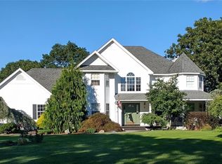 5 Crest Hollow Ln, Manorville, NY 11949