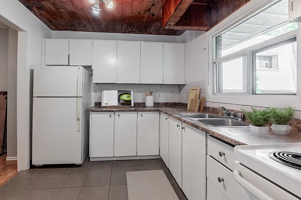 1100 Hilliard Street — Photo 2