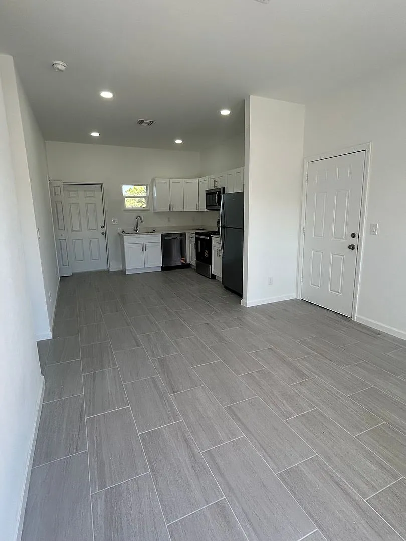 Brand-New Modern 2BR/2BA Home with Garage Quiet Lake Placid Neighborhood — Photo 4