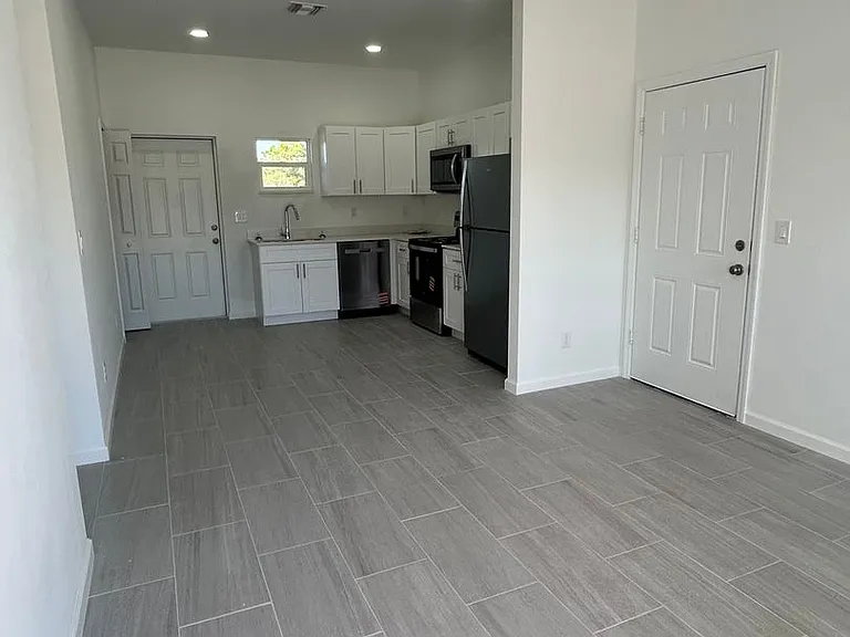 1142 Heron St — Photo 4