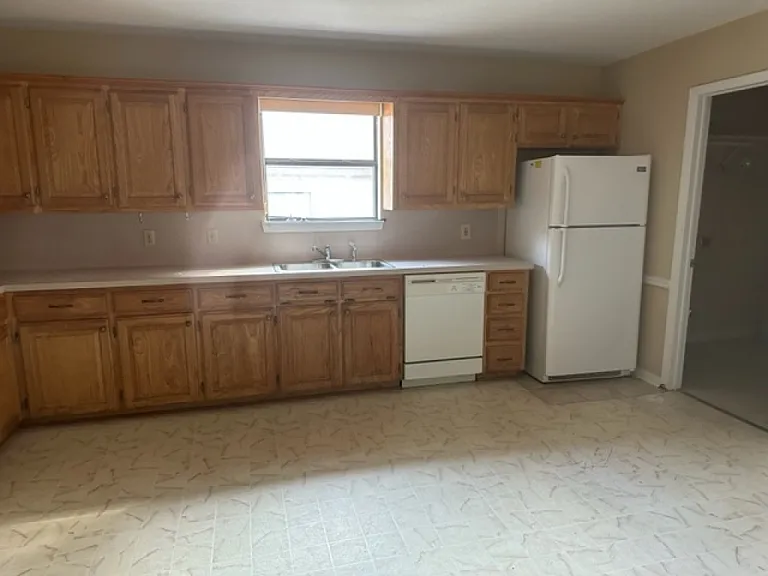 2527 Westminster Dr — Photo 2