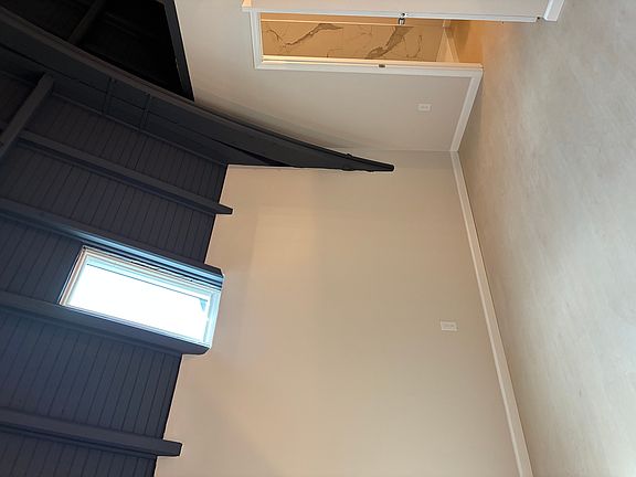 4th image of 3900 Roland Ave #24