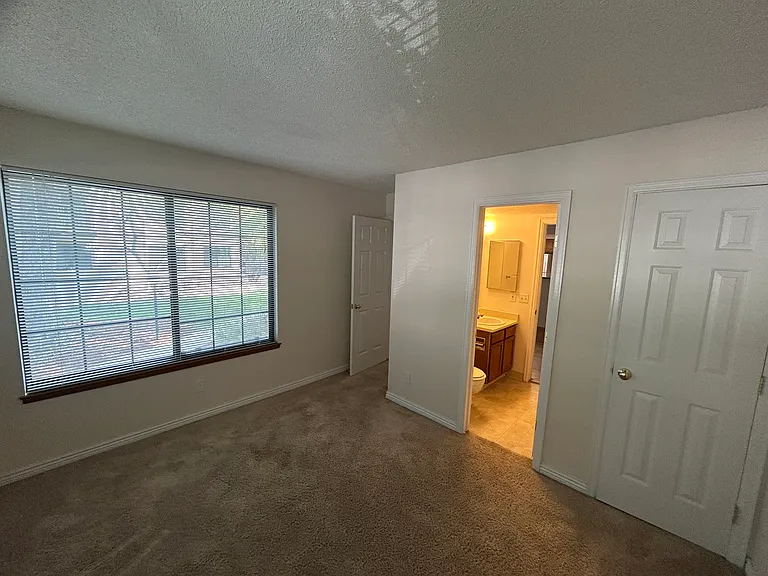 4823 White Rock Cir #E — Photo 8