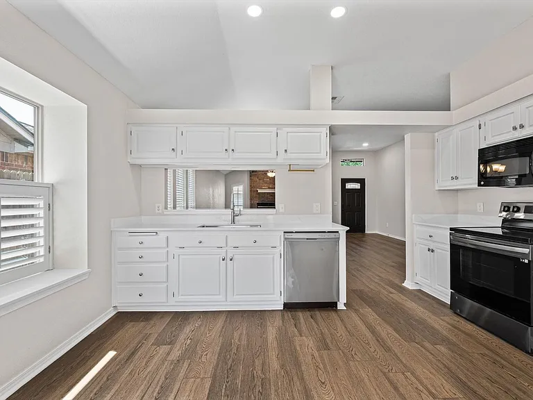 7717 Doris Dr — Photo 11
