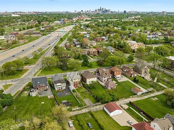 2nd image of 1935 W Grand Blvd
