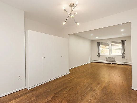 2nd image of 25-02 Crescent St #1