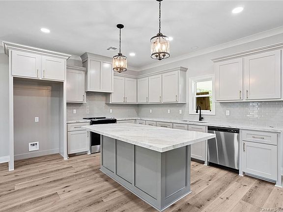 4th image of 313 Vanessa Ave