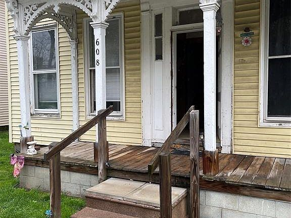 2nd image of 608 E Pike St