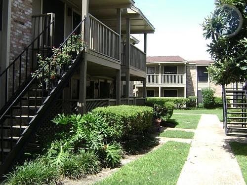 4th image of 3910 Sherwood Ln APT 112
