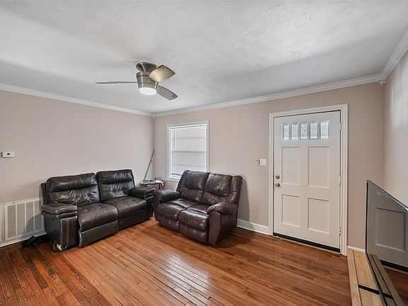 3rd image of 429 19th Ave N