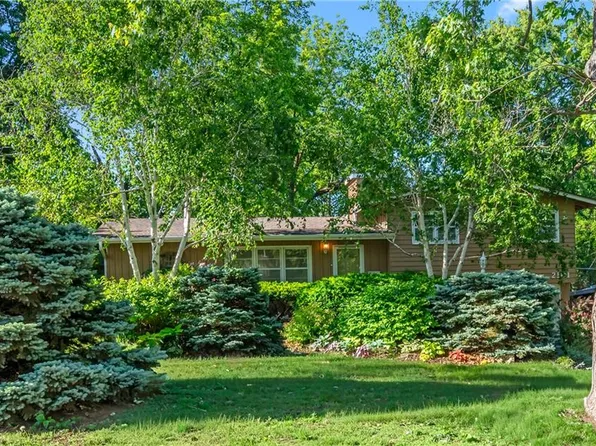 2101 NE 62nd St, Kansas City, MO 64118