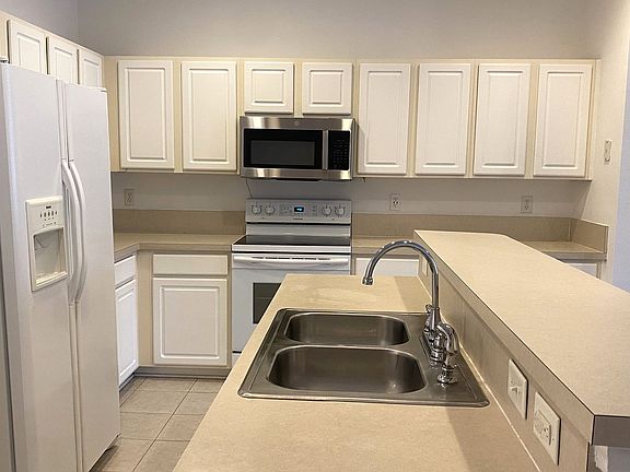 3rd image of 4838 Parkhurst Pl