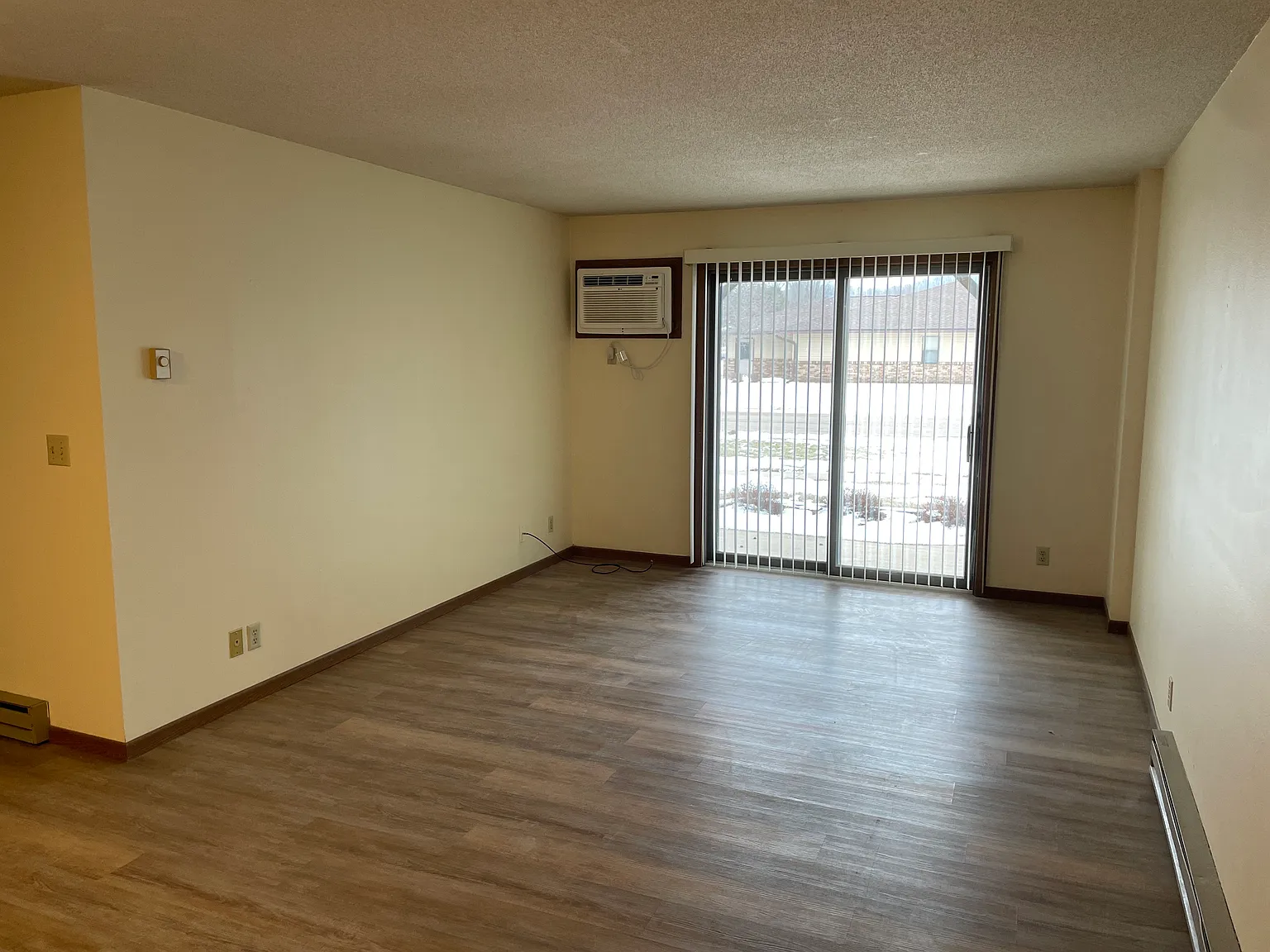 2 bed, 816 sqft, $900 — Photo 2