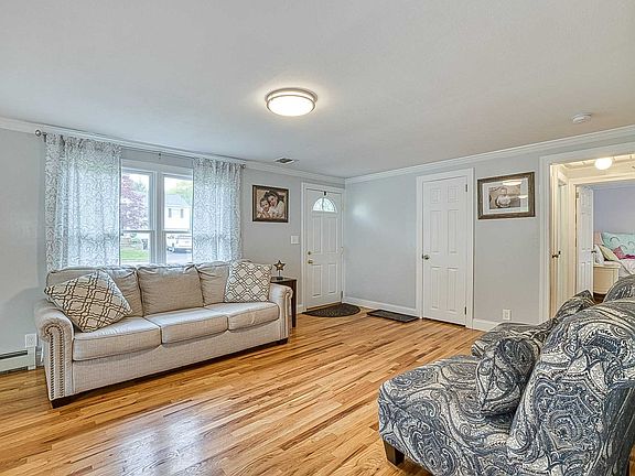 4th image of 450 Pine Dr