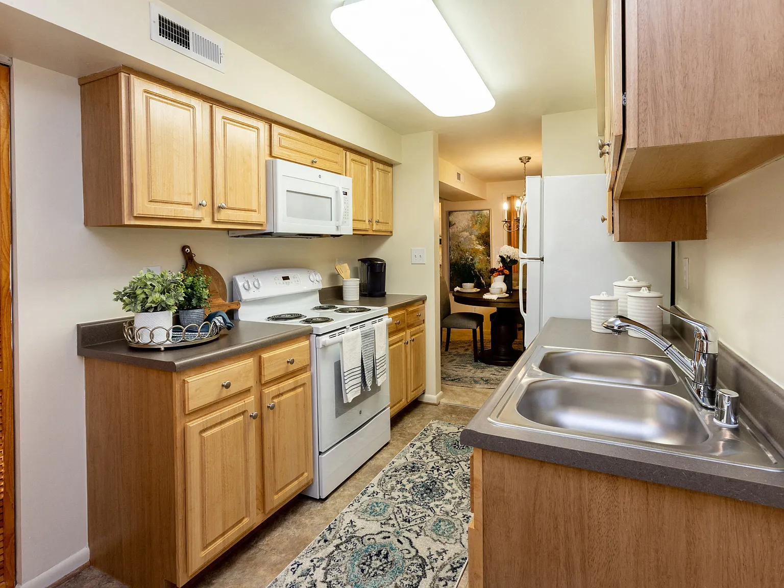 Spring Hill Apartments & Townhomes — Photo 4