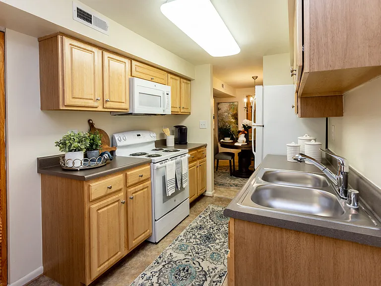 Spring Hill Apartments & Townhomes — Photo 4