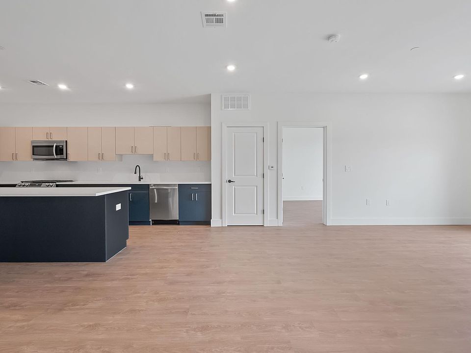 1st image of 550 Northfield Ave #102