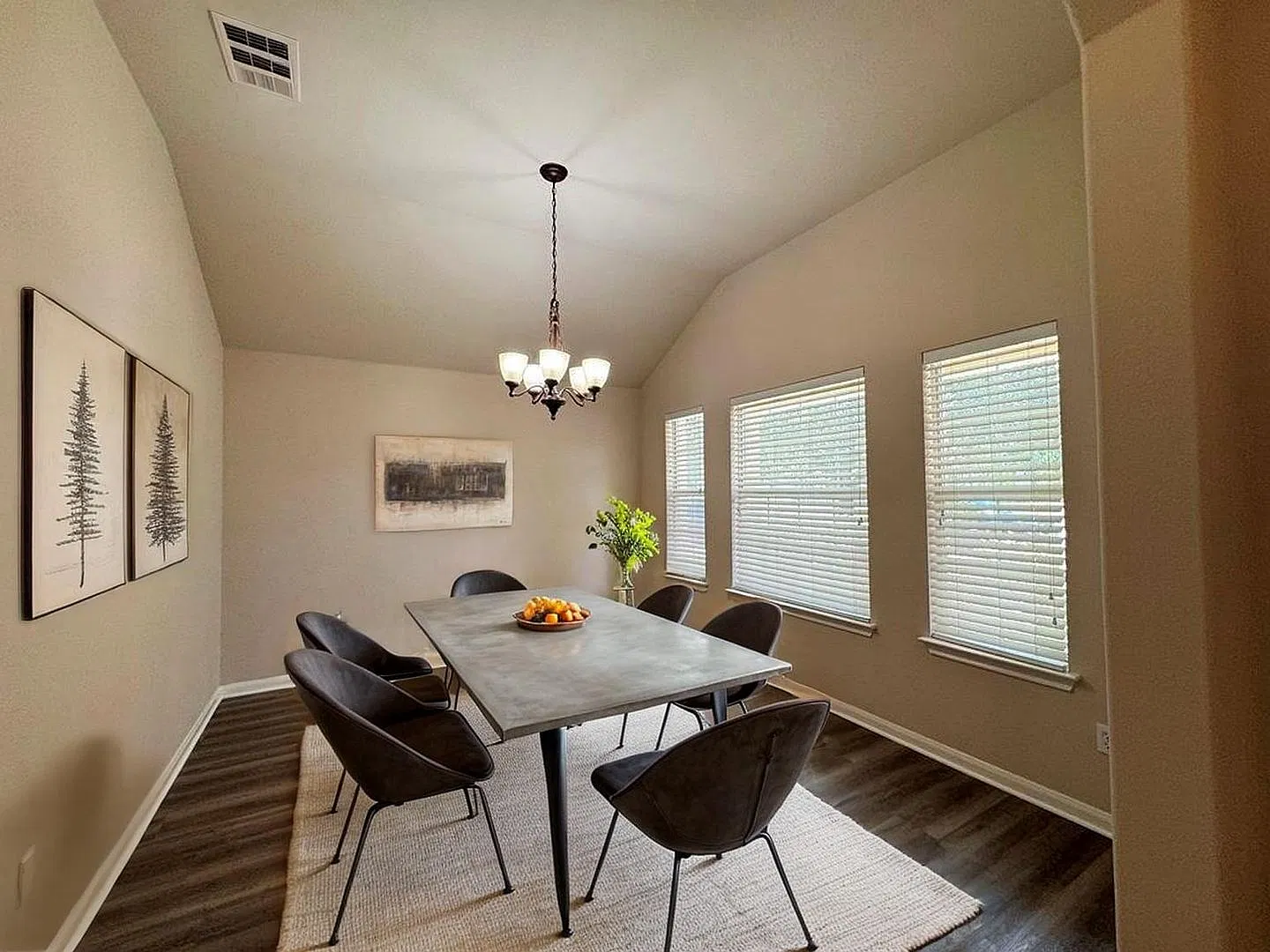 A warm, inviting home in the heart of Kyle's sought-after community! — Photo 4