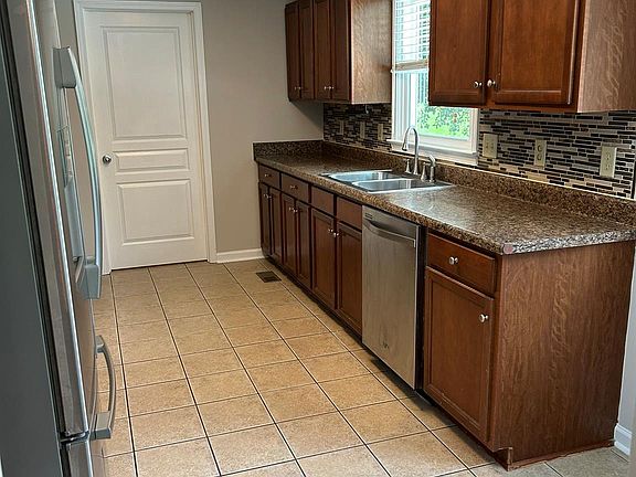 4th image of 1676 Berkshire Dr
