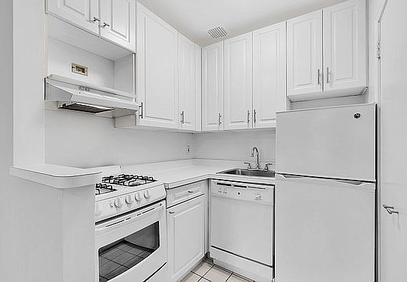 4th image of 313 E 73rd St APT 2C