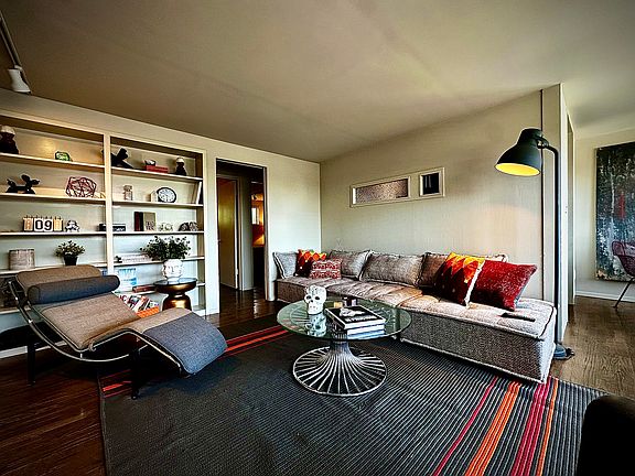 5th image of 1014 W 44th St