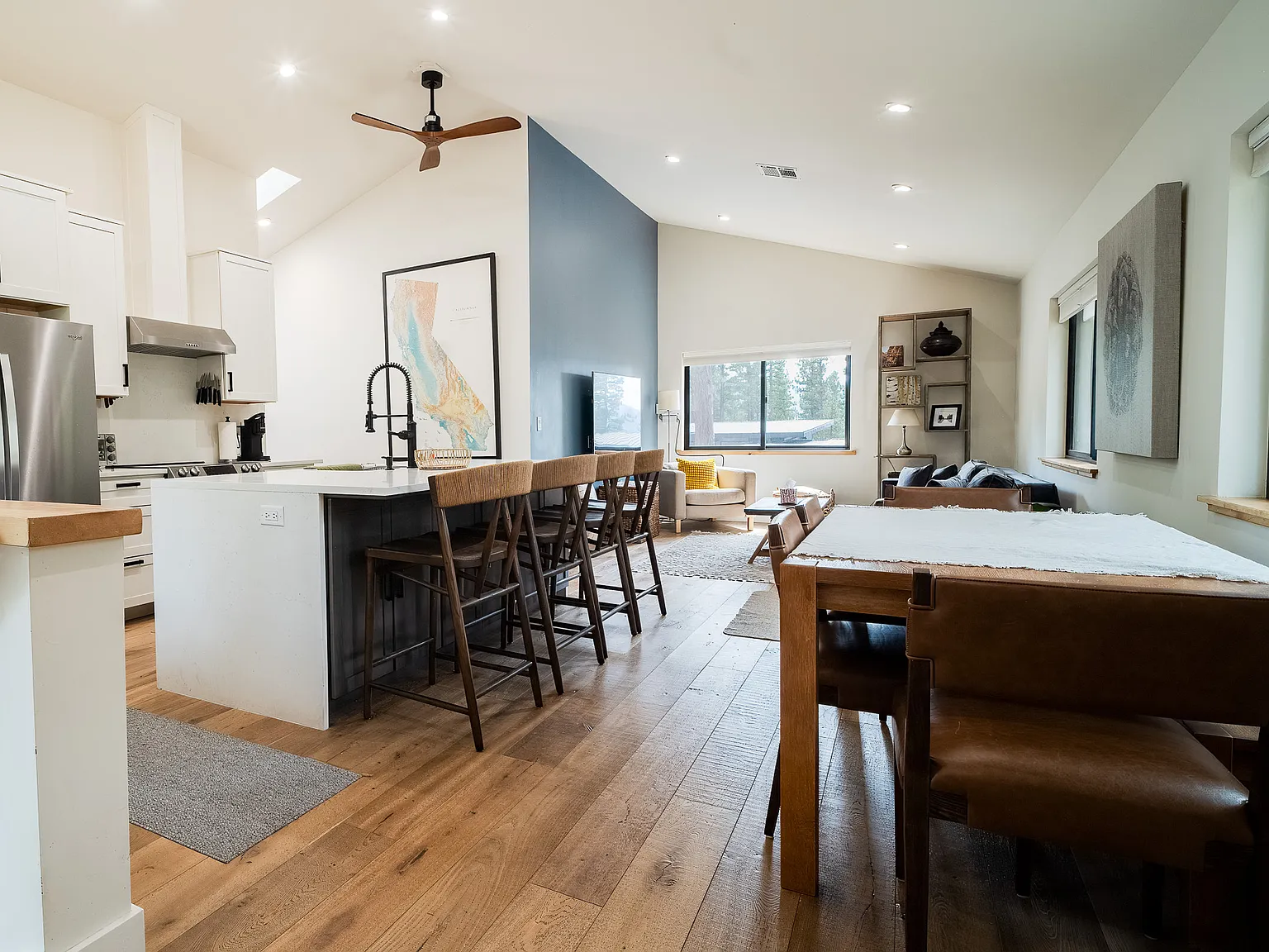 3 bed, 2.5 bath, 1300 sqft, $5,800 — Photo 1