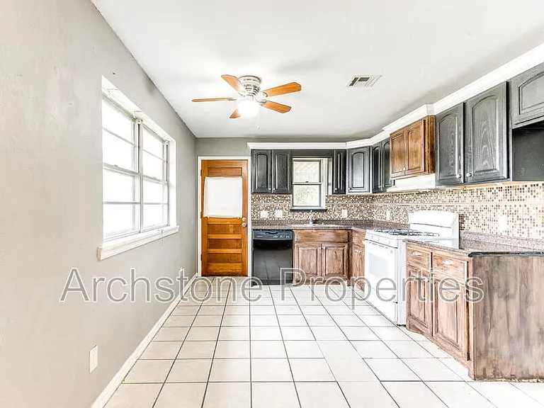 608 Holoway Dr — Photo 12