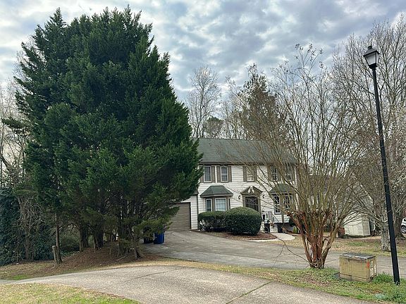 3rd image of 910 Thornbush Ct