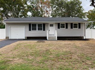 5 Norwalk Ln, Selden, NY 11784
