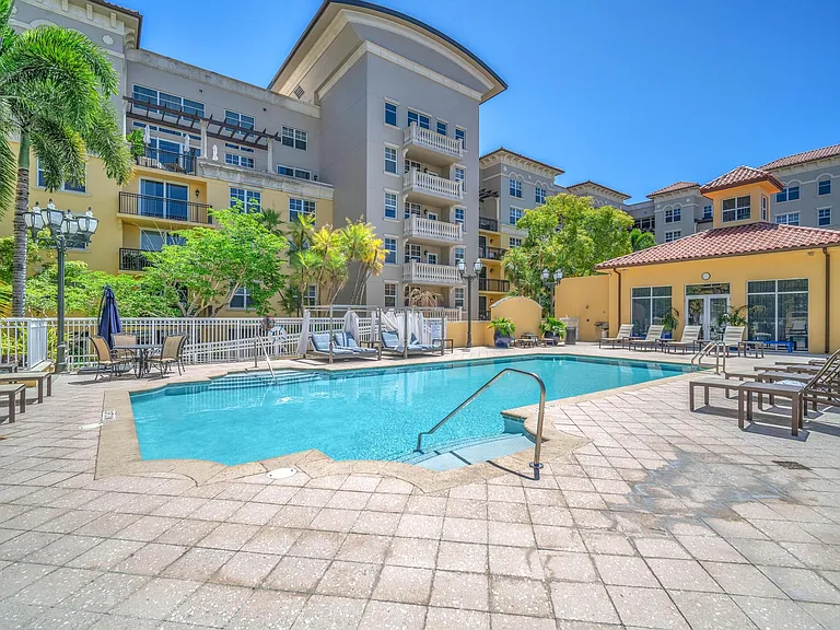 Royal Palm Apartments — Photo 33