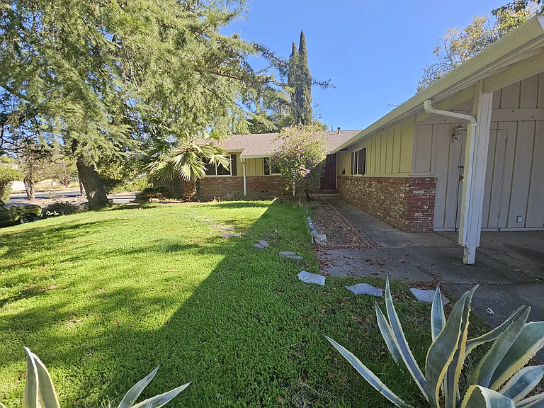 1818 Magnolia Pl — Photo 2