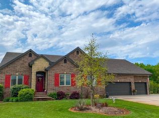 525 N Valley Creek Cir, Valley Center, KS 67147