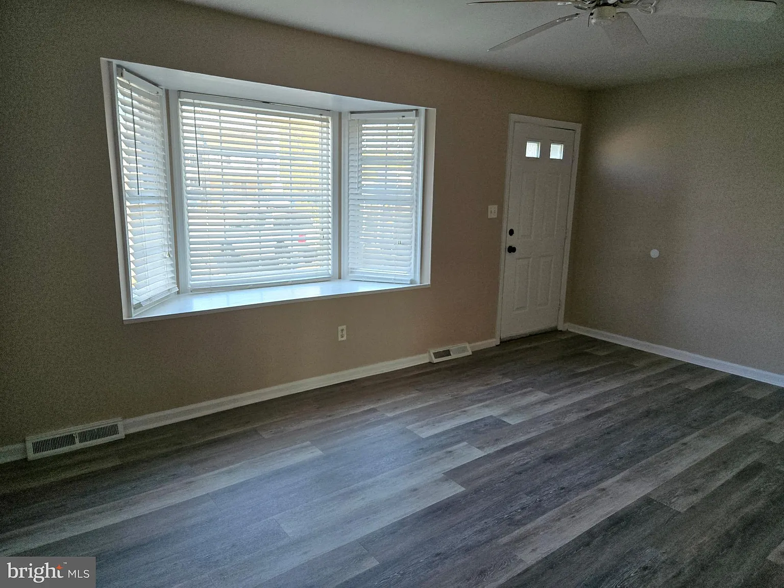 3 bed, 1.5 bath, 1322 sqft, $1,500 — Photo 4