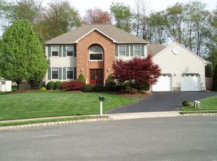 4 Tall Maple Ct, Monroe Township, NJ 08831