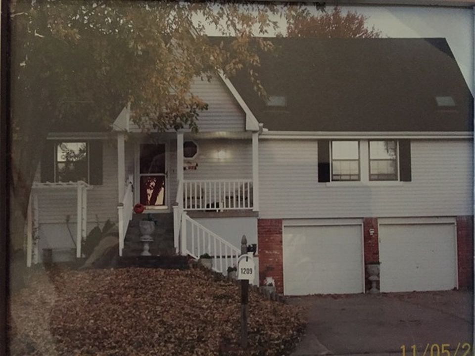 1st image of 1209 NW Oak Leaf Ct