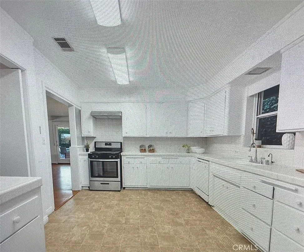 4 bed, 2546 sqft, $6,900 — Photo 4