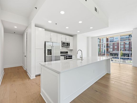 3rd image of 140 W Franklin St