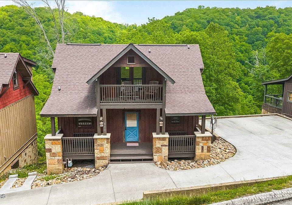 1st image of 230 Foxwood Dr