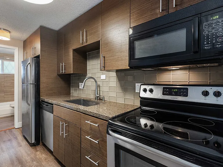 1202 Logan — Photo 13