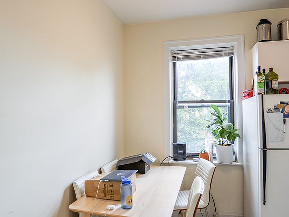 5th image of 3547 N Claremont Ave #2