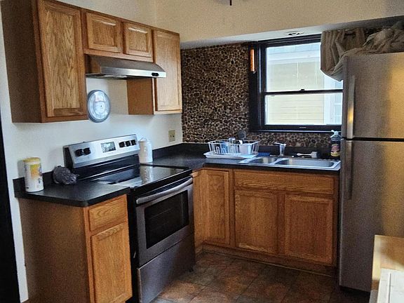 3rd image of 435 Regent St